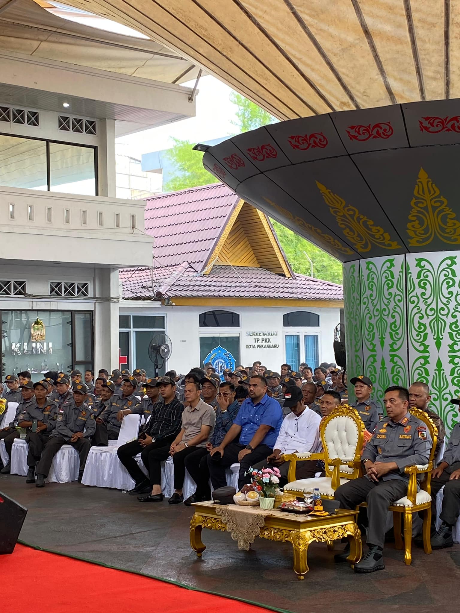 Camat Tuah Madani Dr. Nurhasminsyah, S.STP., M.Si hadiri Pembekalan Anggota Satuan Tugas Perlindungan Masyarakat (Satgaslinmas)