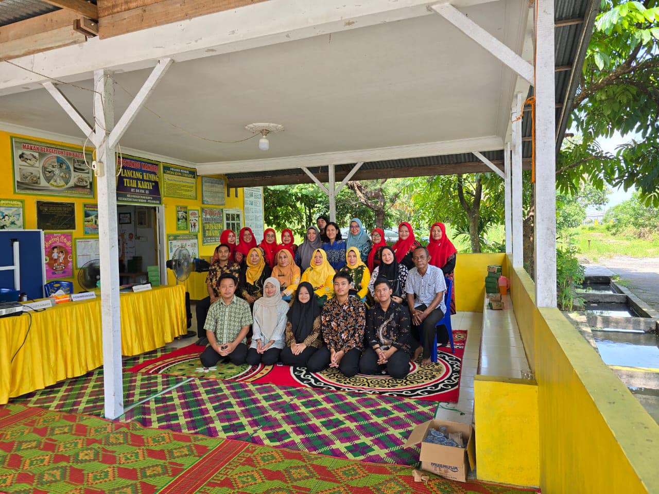 Camat Tuah Madani Dr. Nurhasminsyah, S.STP., M.Si memberi apresiasi atas Penilaian Posyandu Lancang Kuning Kelurahan Tuah Karya