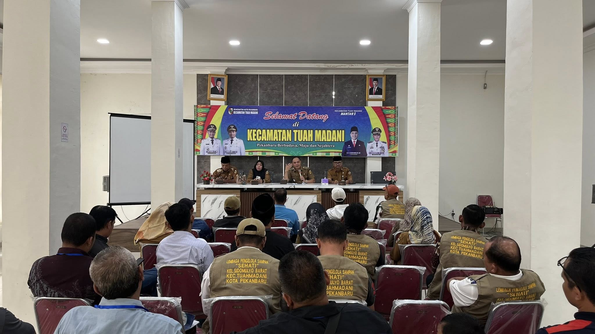 Camat Tuah Madani Dr. Nurhasminsyah, S.STP., M.Si pimpin Rapat Koordinasi Lembaga Pengelola Sampah (LPS) Kelurahan se – Kecamatan Tuah Madani