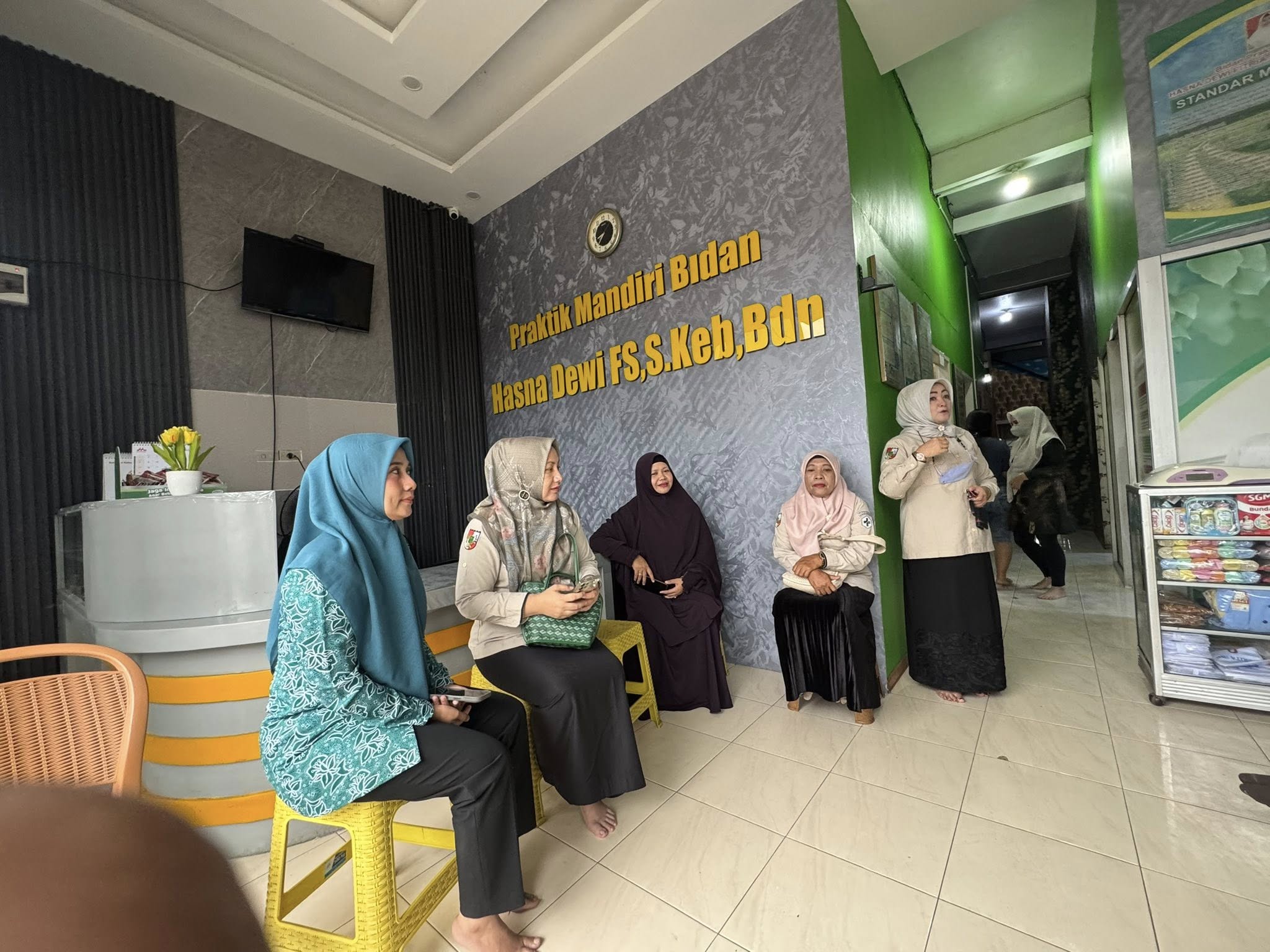kunjungan kerja ke Praktek Mandiri Bidan Hasna Dewi FS, S.Keb