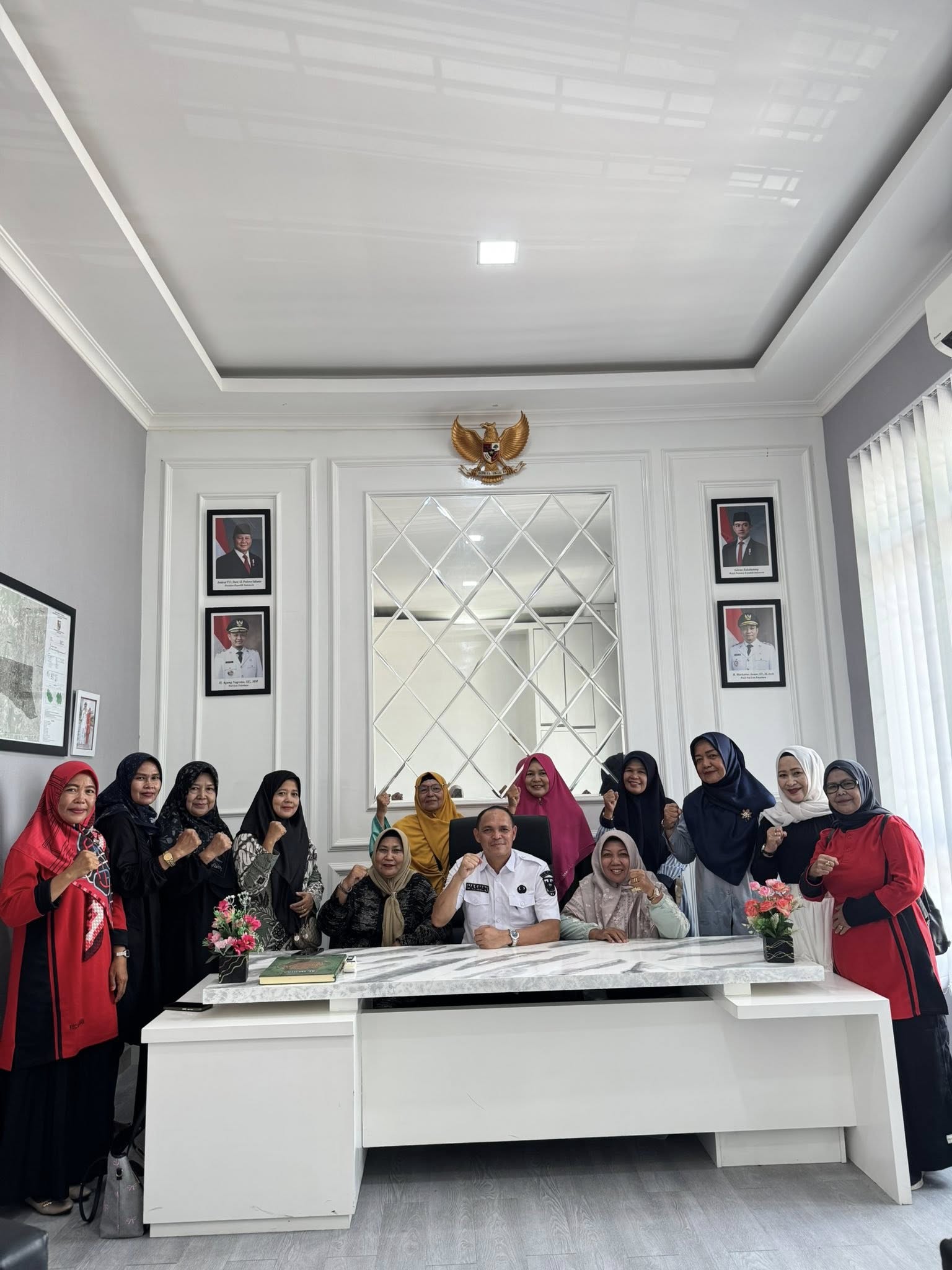 Camat Tuah Madani Dr. Nurhasminsyah, S.STP., M.Si pimpin rapat koordinasi bersama FORCINTAKU Kecamatan Tuah Madani