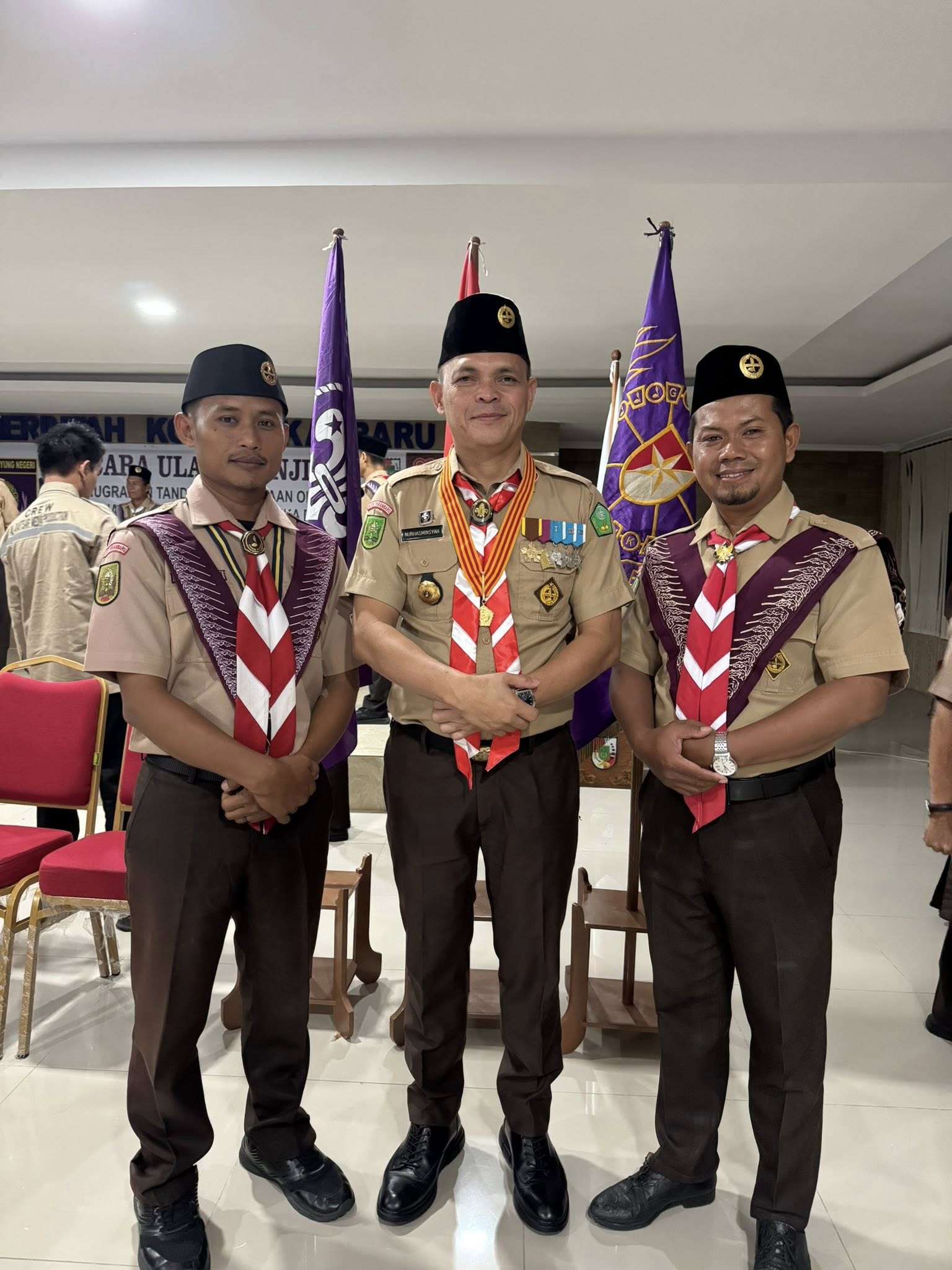 Camat Tuah Madani sekaligus Kamabiran Tuah Madani kak Dr. Nurhasminsyah, S.STP., M.Si menerima tanda penghargaan lencana melati