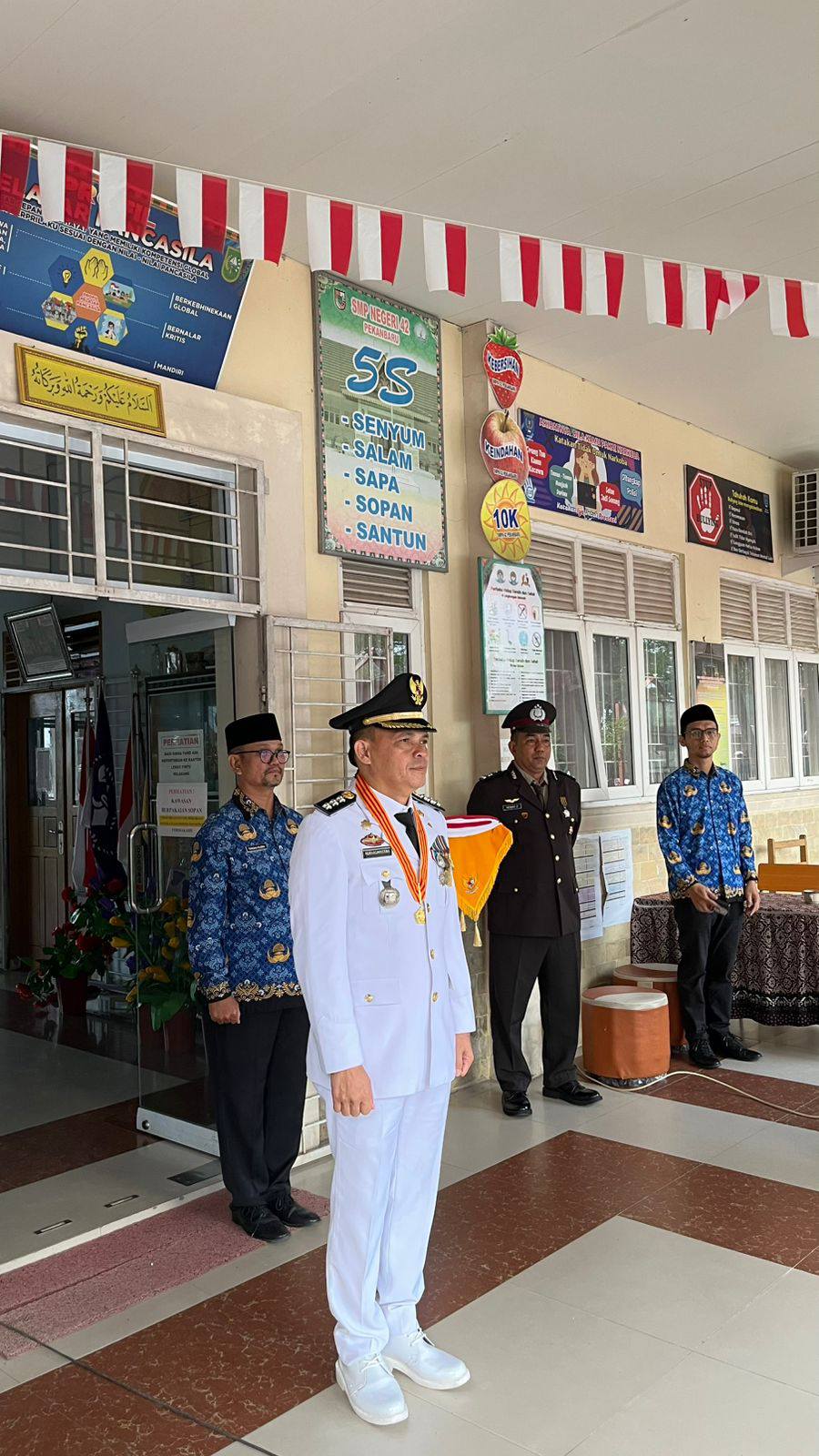 Camat Tuah Madani Dr. Nurhasminsyah, S.STP., M.Si Pimpin Upacara HUT RI ke 80 Tahun di SMPN 42 Pekanbaru