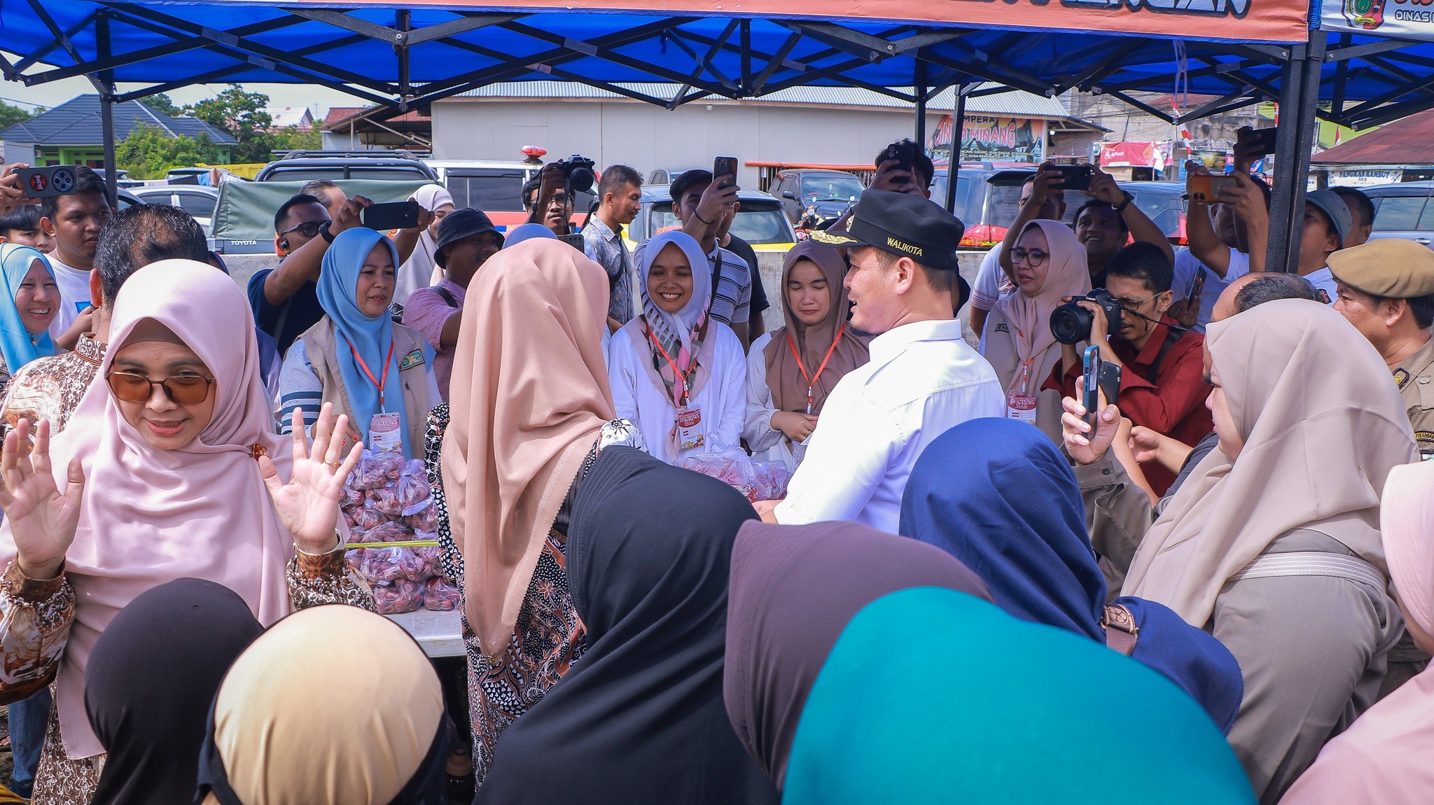 Ratusan Warga Tuah Madani Antusias Belanja Murah GPM di Lapangan Ligako Kecamatan Tuah Madani Pekanbaru