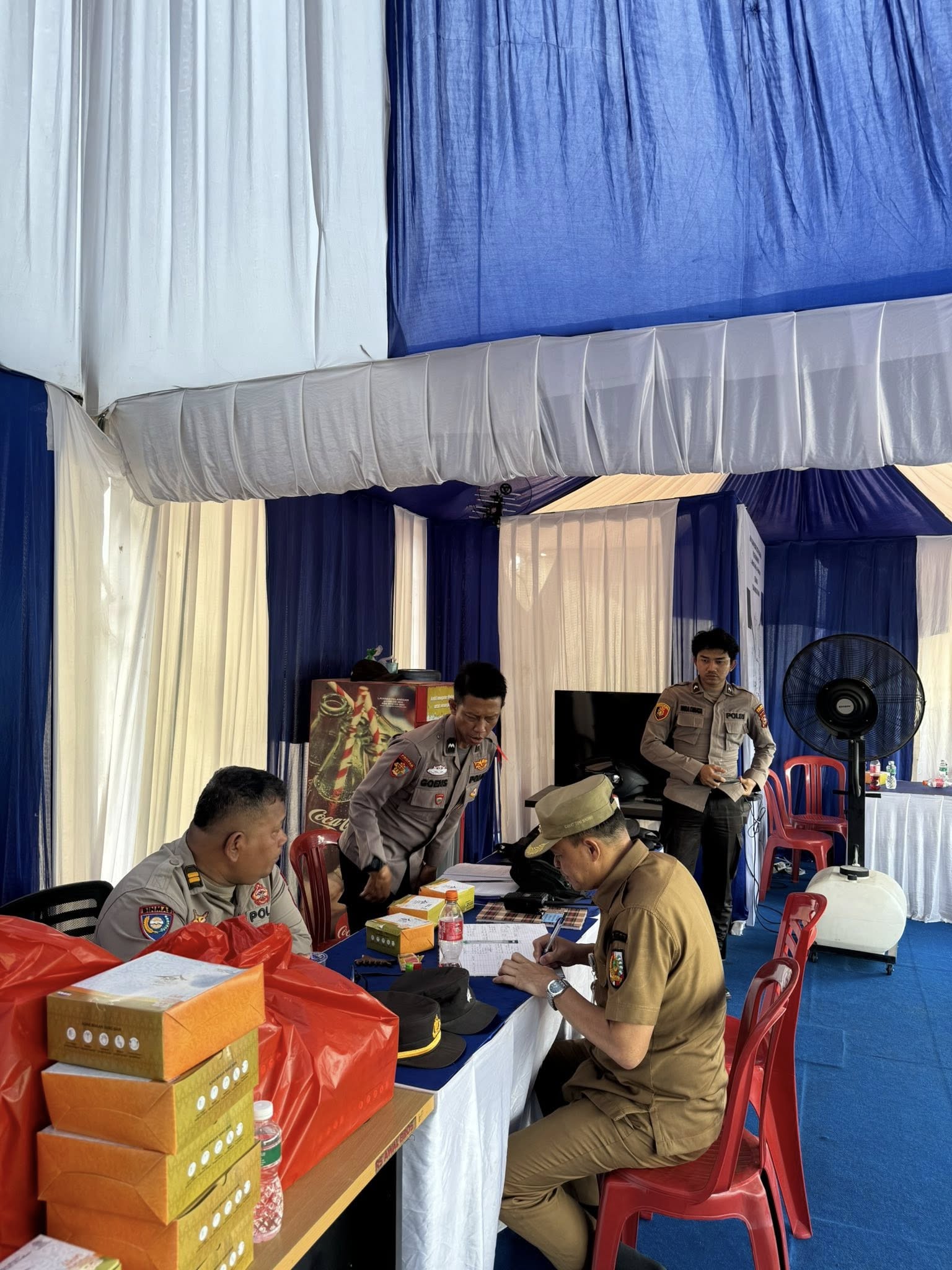 Camat Tuah Madani Tinjau Pos Pengamanan Simpang Garuda Sakti pada Operasi Lilin Lancang Kuning 2025
