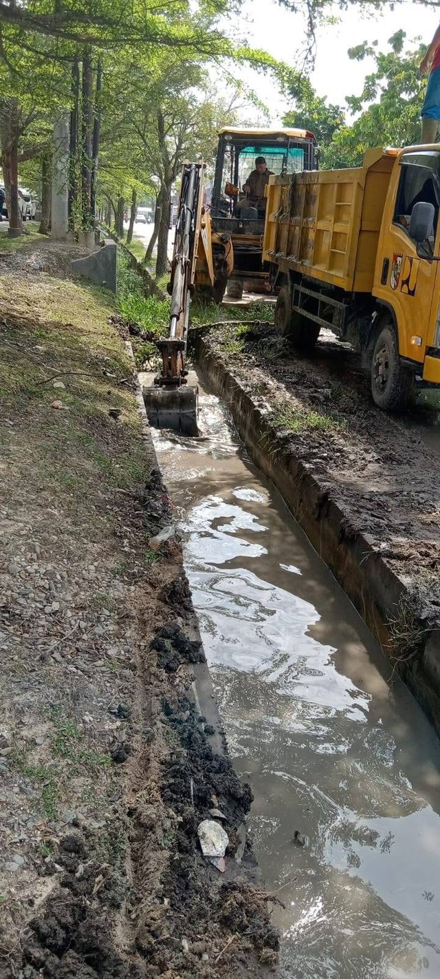 Pengerukan Drainase Jalan UKA di Kelurahan Air Putih Telah Dilaksanakan